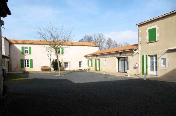 Xvii O Estate Of 6 M2 Hab On 1ha Enclosed By Walls For Sale In Charente Maritime