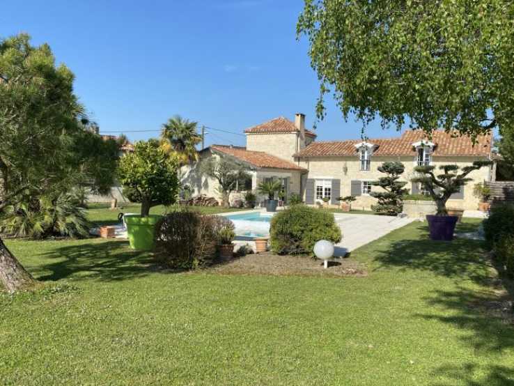 Mooi stenen huis met zwembad en uitzicht For sale in Gascony / Gers